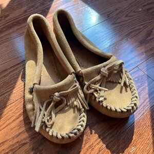 Minnetonka Genuine Suede Fringe Moccasin Flats in Tan